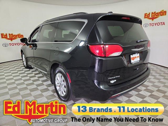 Photo of 2017 Brilliant Black Crystal Pearlcoat Chrysler Pacifica