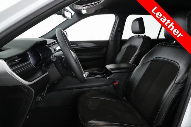 Photo of 2023 Bright White Clearcoat Jeep Grand Cherokee L