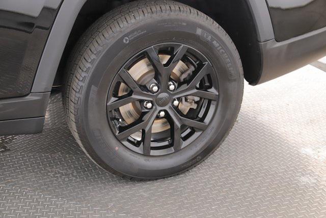 Photo of 2024 Diamond Black Crystal Pearlcoat Jeep Grand Cherokee L