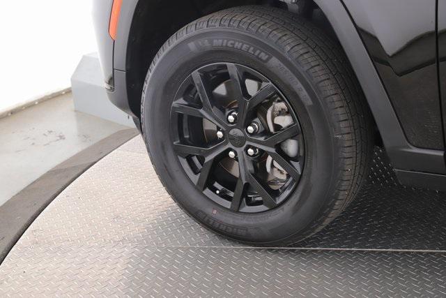 Photo of 2024 Diamond Black Crystal Pearlcoat Jeep Grand Cherokee L