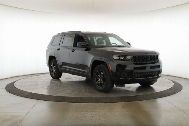 Photo of 2024 Diamond Black Crystal Pearlcoat Jeep Grand Cherokee L