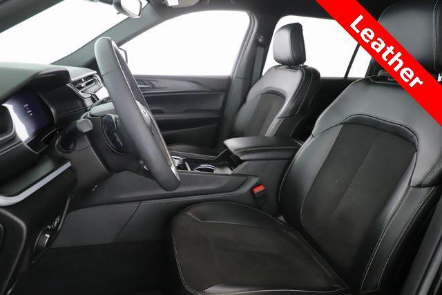 Photo of 2024 Diamond Black Crystal Pearlcoat Jeep Grand Cherokee L