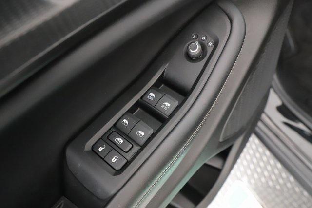 Photo of 2024 Diamond Black Crystal Pearlcoat Jeep Grand Cherokee L
