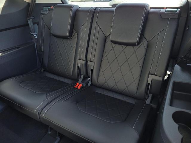 Photo of 2025 Opal White Pearl Effect Volkswagen Atlas