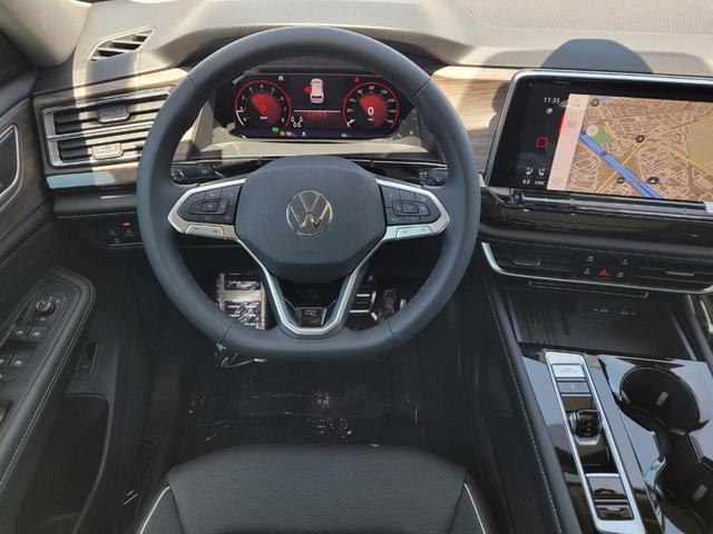 Photo of 2025 Opal White Pearl Effect Volkswagen Atlas