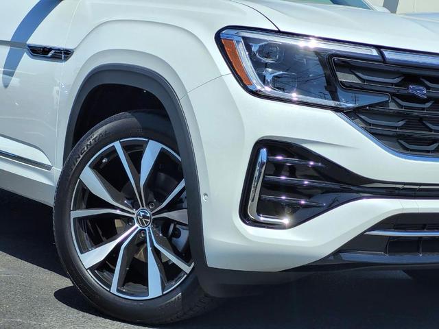 Photo of 2025 Opal White Pearl Effect Volkswagen Atlas