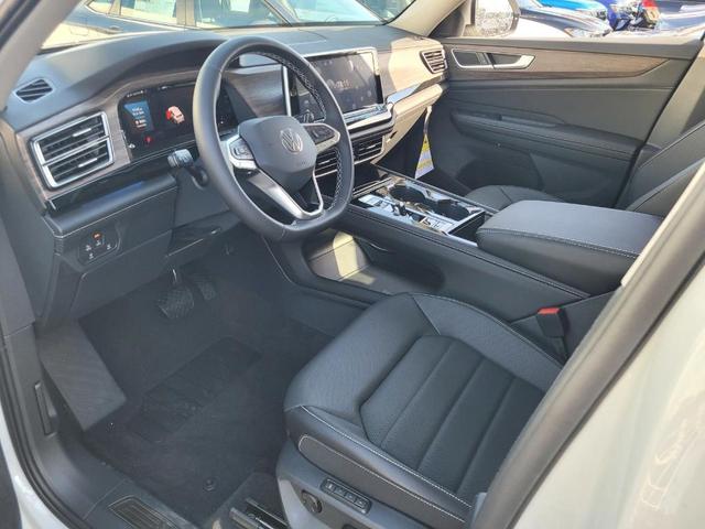 Photo of 2025 Opal White Pearl Effect Volkswagen Atlas