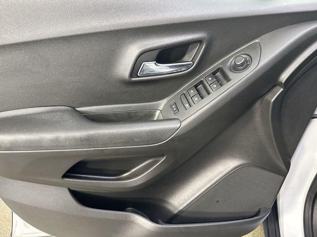 Photo of 2019 Summit White Chevrolet Trax