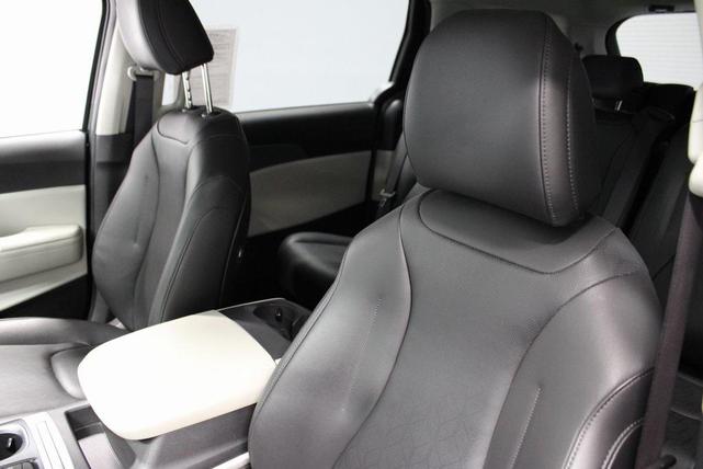 Photo of 2023 Aurora Black Pearl Kia Carnival