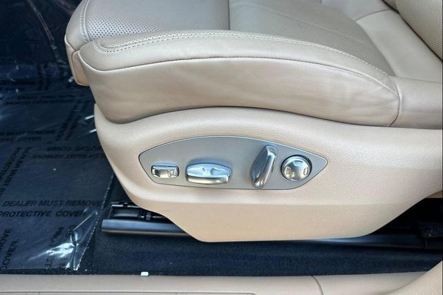 Photo of 2025 Gentian Blue Metallic Porsche Macan