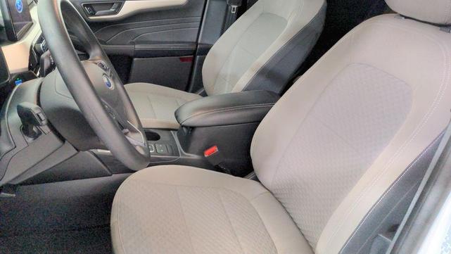 Photo of 2022 White Ford Escape