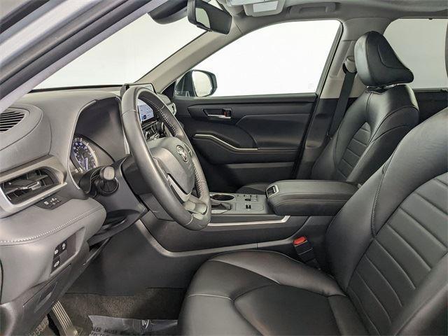 Photo of 2024 Celestial Silver Metallic Toyota Highlander