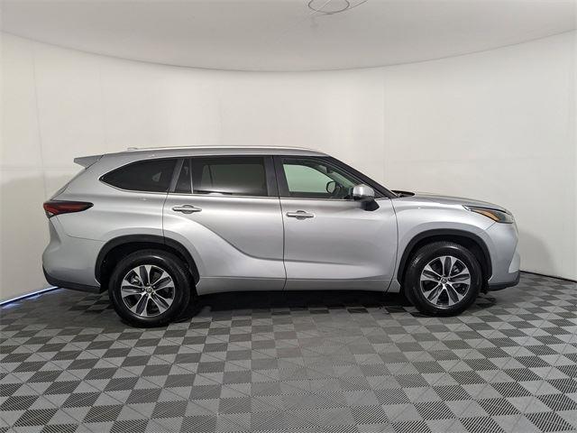 Photo of 2024 Celestial Silver Metallic Toyota Highlander