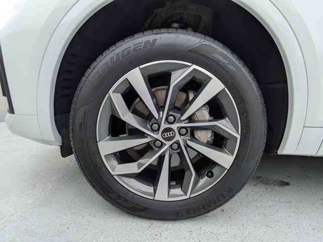 Photo of 2021 Glacier White Metallic Audi Q5