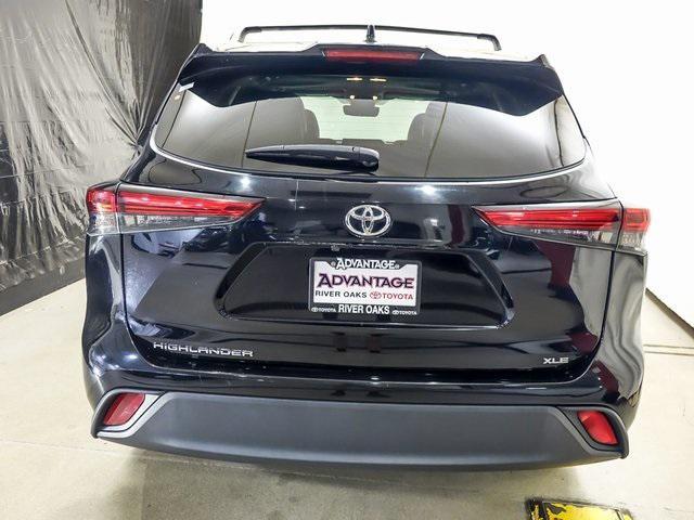 Photo of 2023 Midnight Black Metallic Toyota Highlander