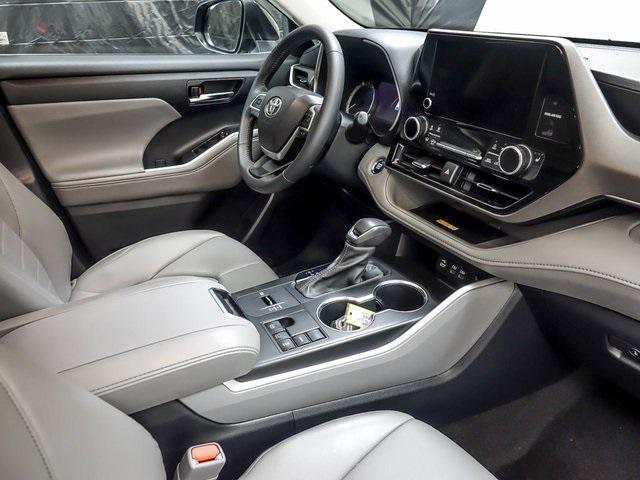 Photo of 2023 Midnight Black Metallic Toyota Highlander
