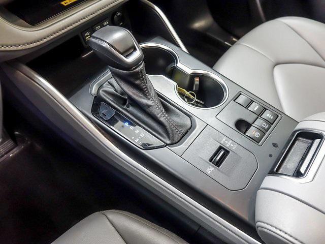 Photo of 2023 Midnight Black Metallic Toyota Highlander