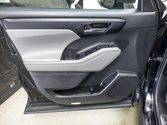 Photo of 2023 Midnight Black Metallic Toyota Highlander