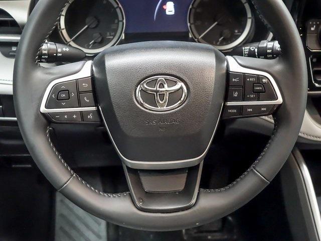 Photo of 2023 Midnight Black Metallic Toyota Highlander