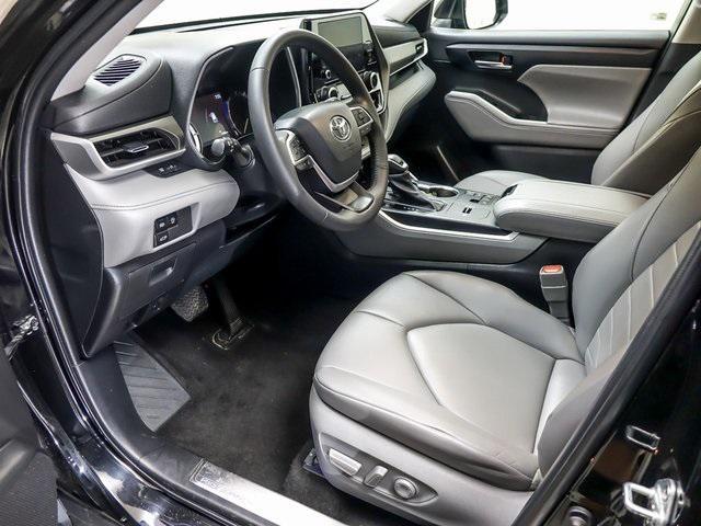Photo of 2023 Midnight Black Metallic Toyota Highlander