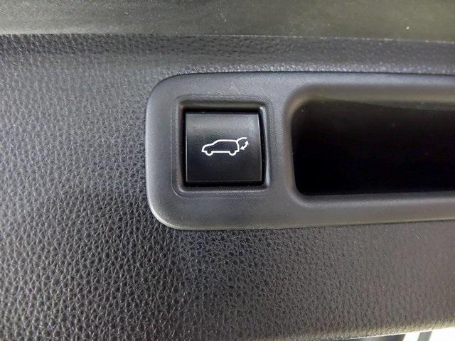 Photo of 2023 Midnight Black Metallic Toyota Highlander