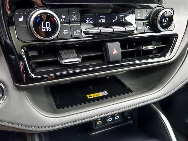 Photo of 2023 Midnight Black Metallic Toyota Highlander