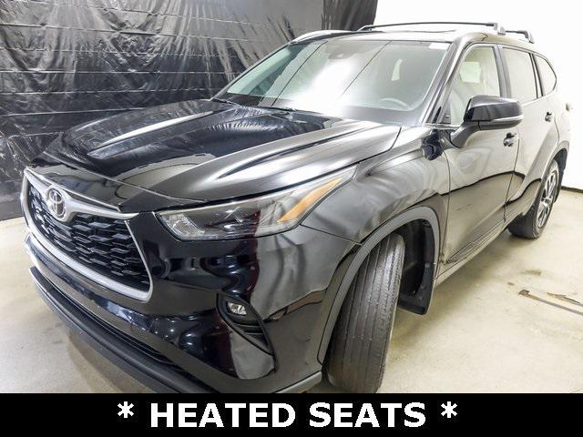 Photo of 2023 Midnight Black Metallic Toyota Highlander