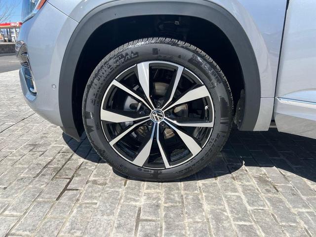 Photo of 2025 Silver Mist Metallic Volkswagen Atlas Cross Sport
