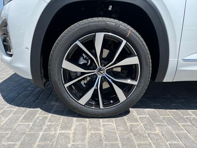 Photo of 2025 Opal White Pearl Volkswagen Atlas