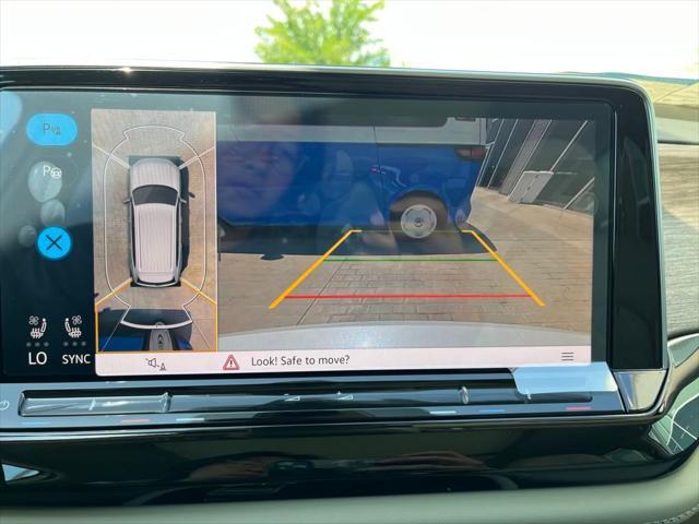 Photo of 2025 Opal White Pearl Volkswagen Atlas