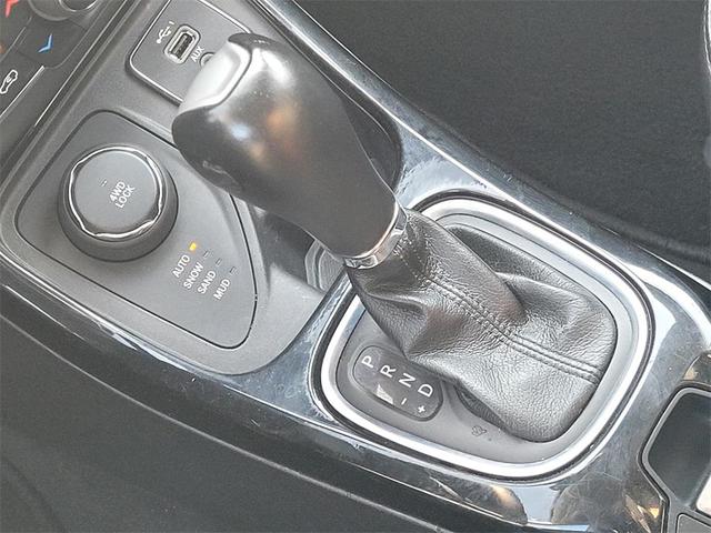 Photo of 2019 White Clearcoat Jeep Compass