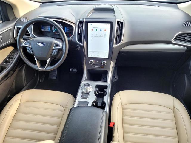 Photo of 2021 Oxford White Ford Edge