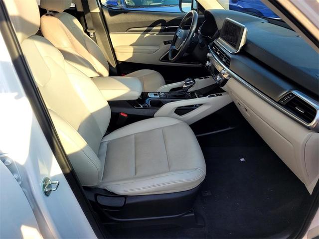 Photo of 2022 Glacial White Pearl Kia Telluride