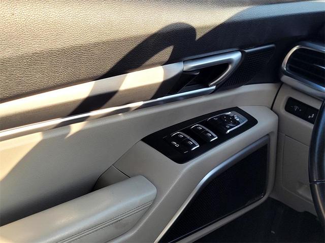 Photo of 2022 Glacial White Pearl Kia Telluride