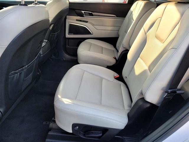 Photo of 2022 Glacial White Pearl Kia Telluride