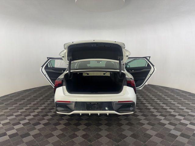 Photo of 2025 Snow White Pearl Kia K5
