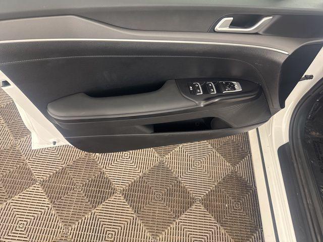 Photo of 2025 Snow White Pearl Kia K5