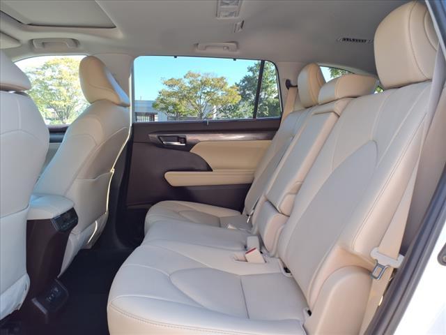Photo of 2021 Blizzard Pearl Toyota Highlander Hybrid
