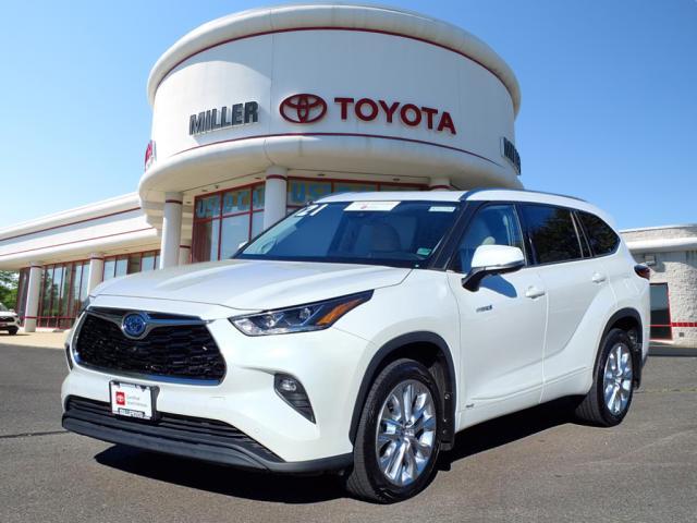 Photo of 2021 Blizzard Pearl Toyota Highlander Hybrid