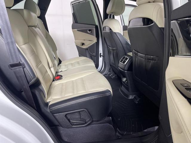 Photo of 2016 Snow White Pearl Kia Sorento