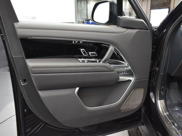 Photo of 2025 Santorini Black Metallic Land Rover Range Rover