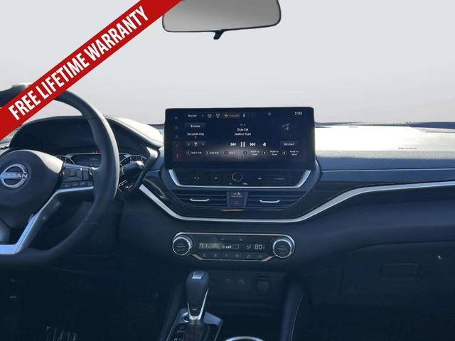 Photo of 2025 WHITE Nissan Altima