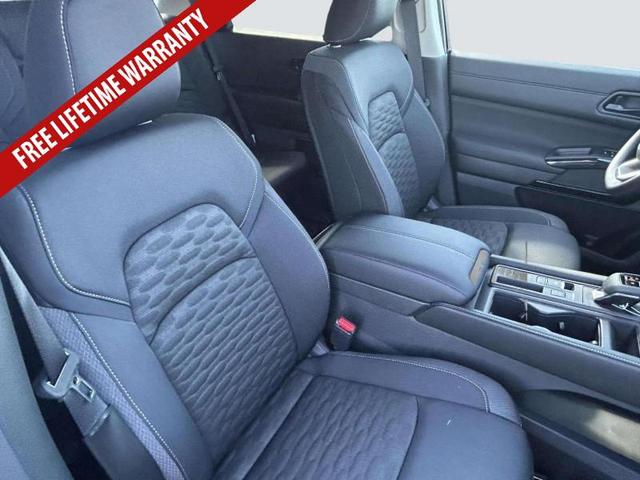 Photo of 2025 GLACIER.WHITE Nissan Pathfinder