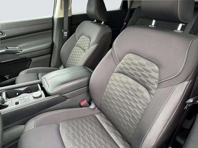 Photo of 2024 SILVER Nissan Pathfinder