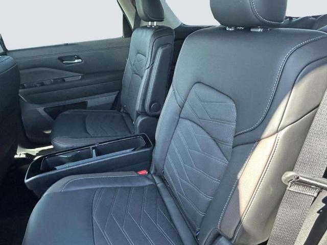 Photo of 2025 2T.GRAY.BLACK Nissan Pathfinder