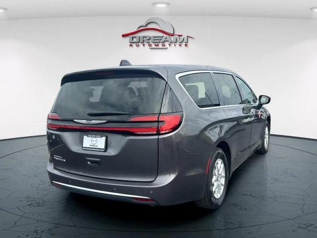 Photo of 2023 Granite Crystal Metallic Clearcoat Chrysler Pacifica