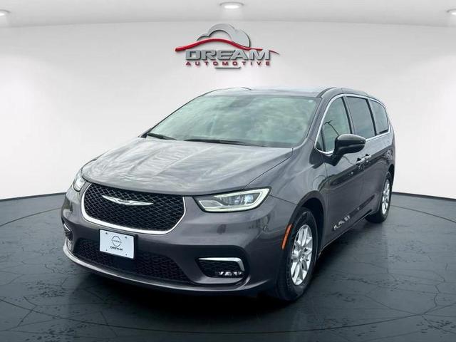 Photo of 2023 Granite Crystal Metallic Clearcoat Chrysler Pacifica