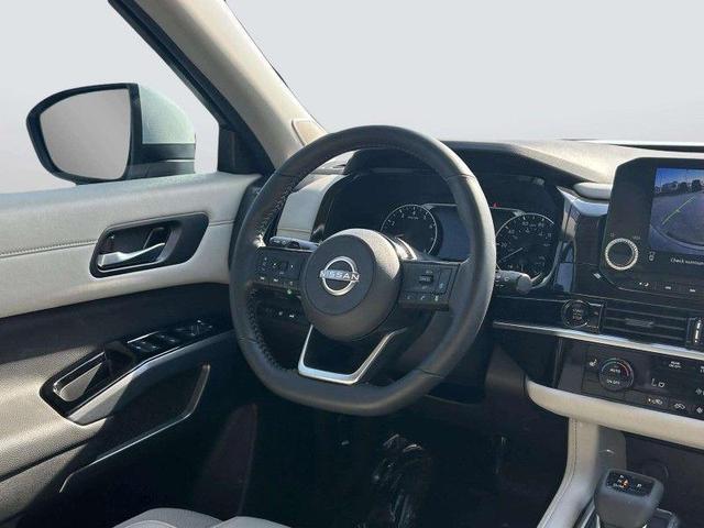 Photo of 2025 Everest White Pearl Tricoat Nissan Pathfinder