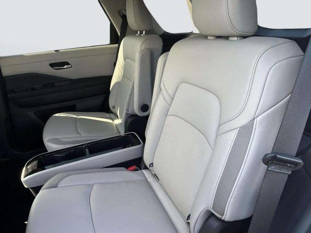 Photo of 2025 Everest White Pearl Tricoat Nissan Pathfinder