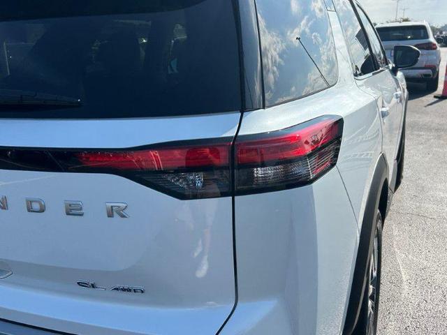 Photo of 2025 Everest White Pearl Tricoat Nissan Pathfinder